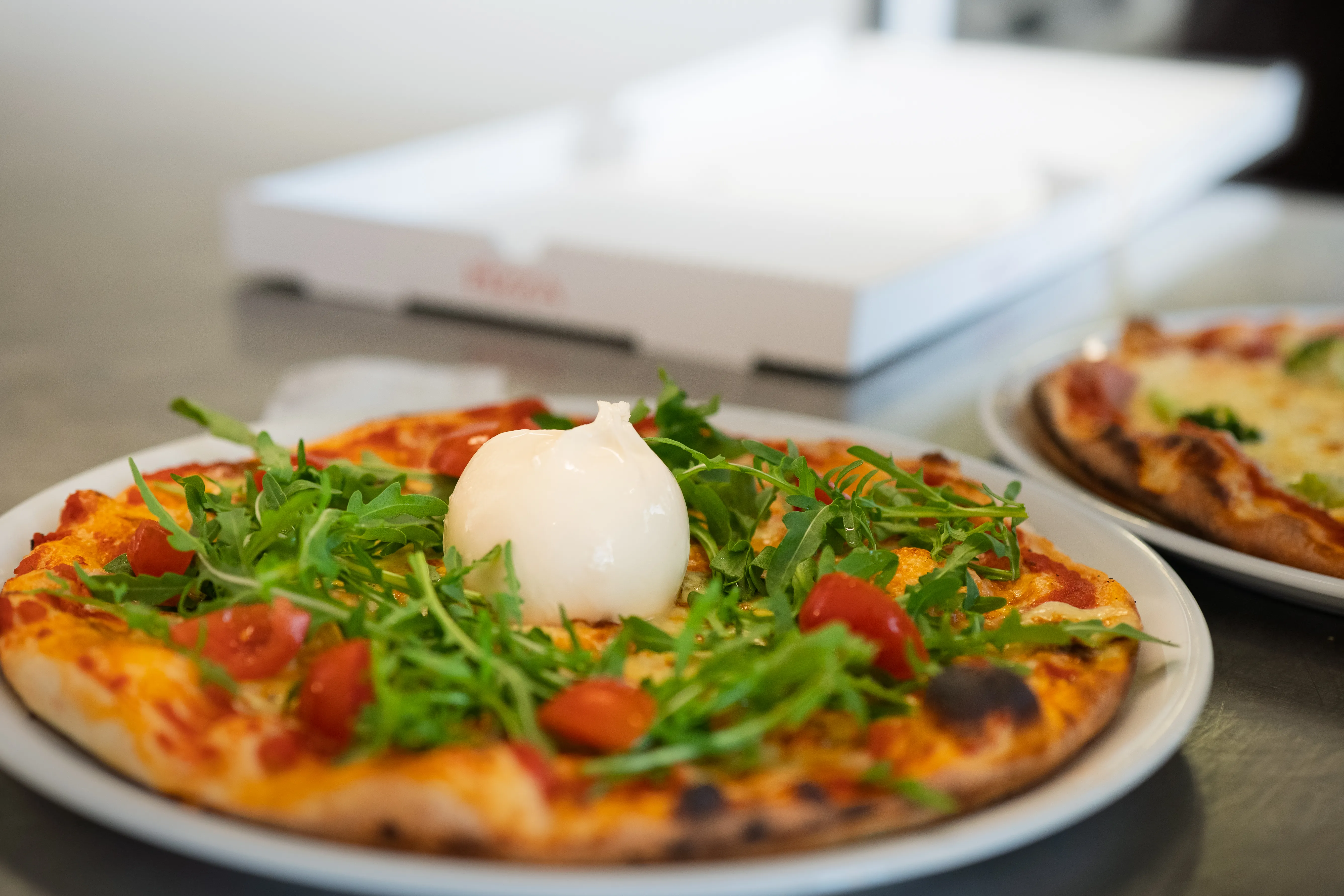 Pizza Burrata mit Tomaten, Rucola und cremiger Burrata