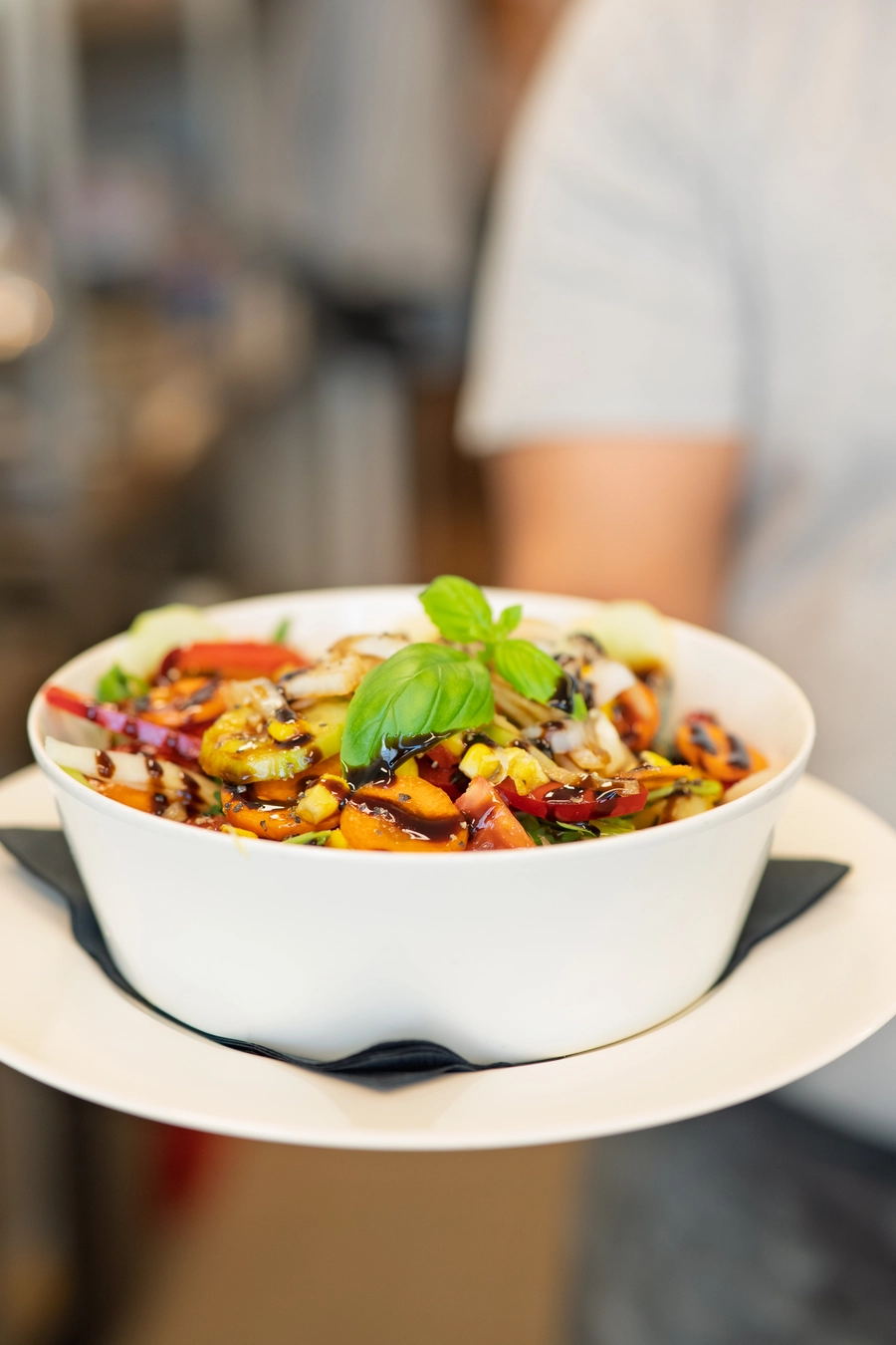 Insalata della Casa mit Marktgemüse und Balsamico