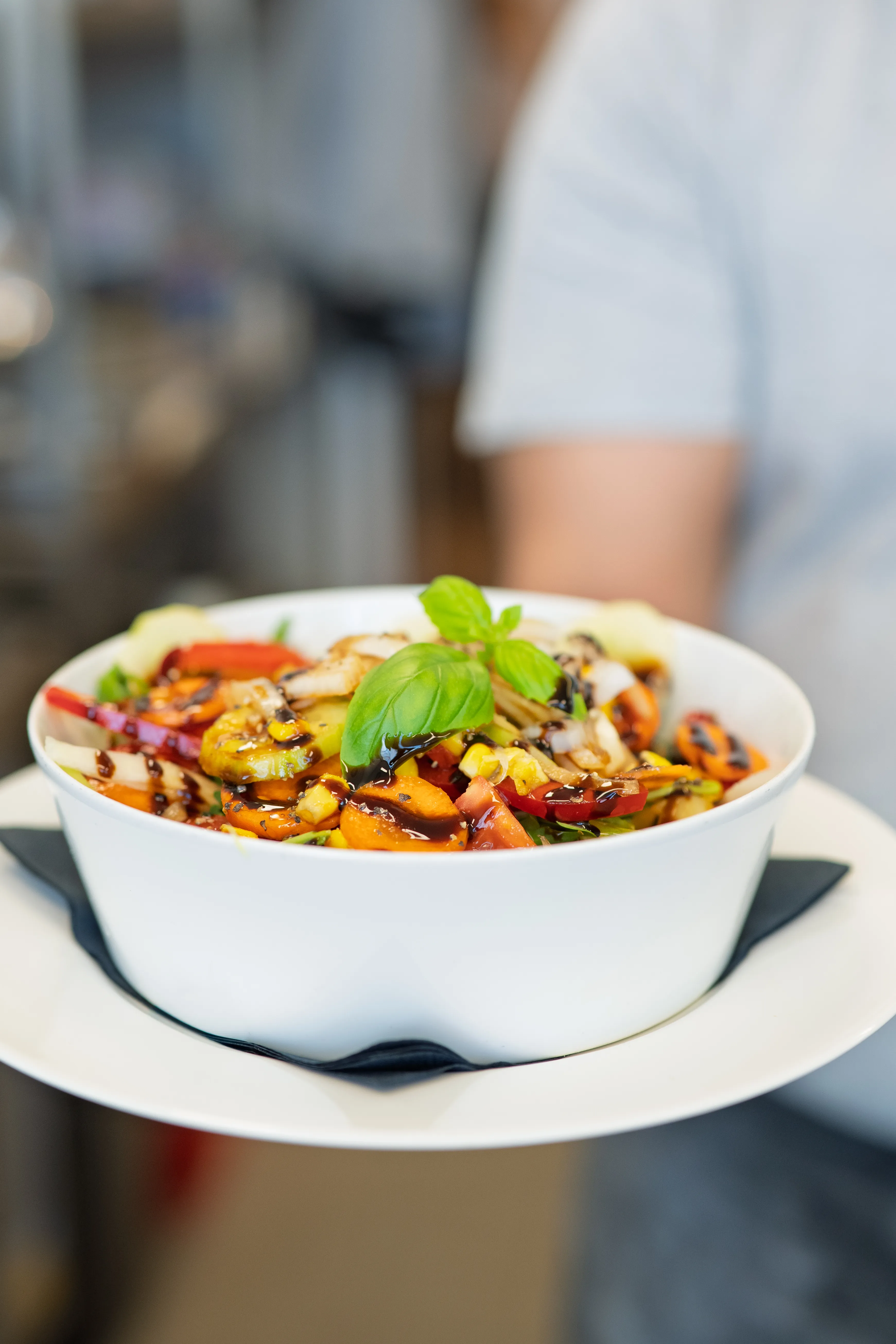 Insalata della Casa mit Marktgemüse und Balsamico