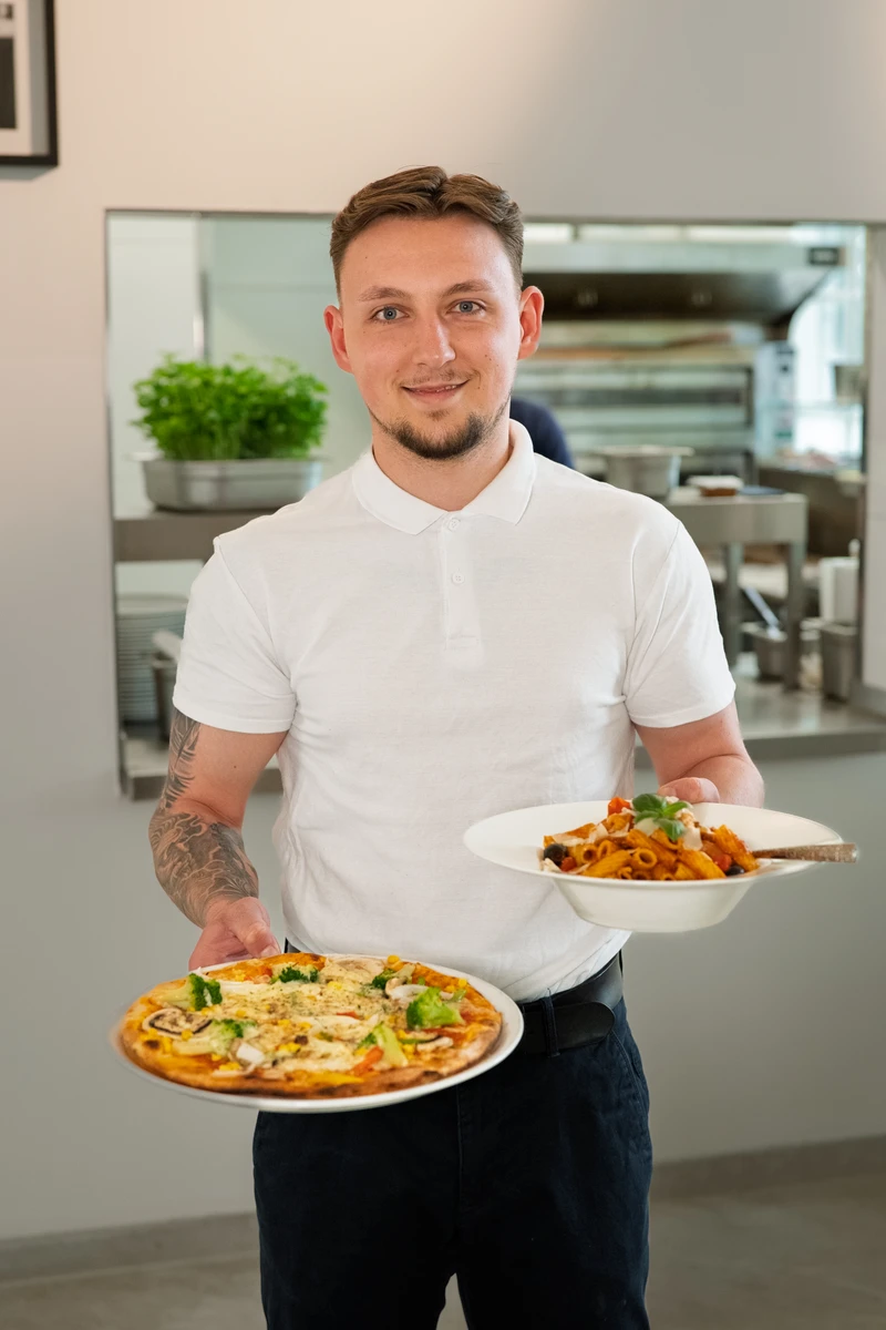 Fabio Olivieri mit frischer Pizza und Pasta