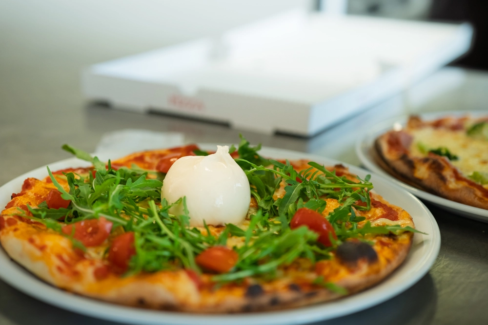 Pizza Burrata mit Tomaten, Rucola und cremiger Burrata