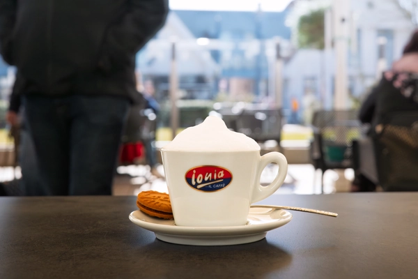 Caffè Espresso mit Tiramisu