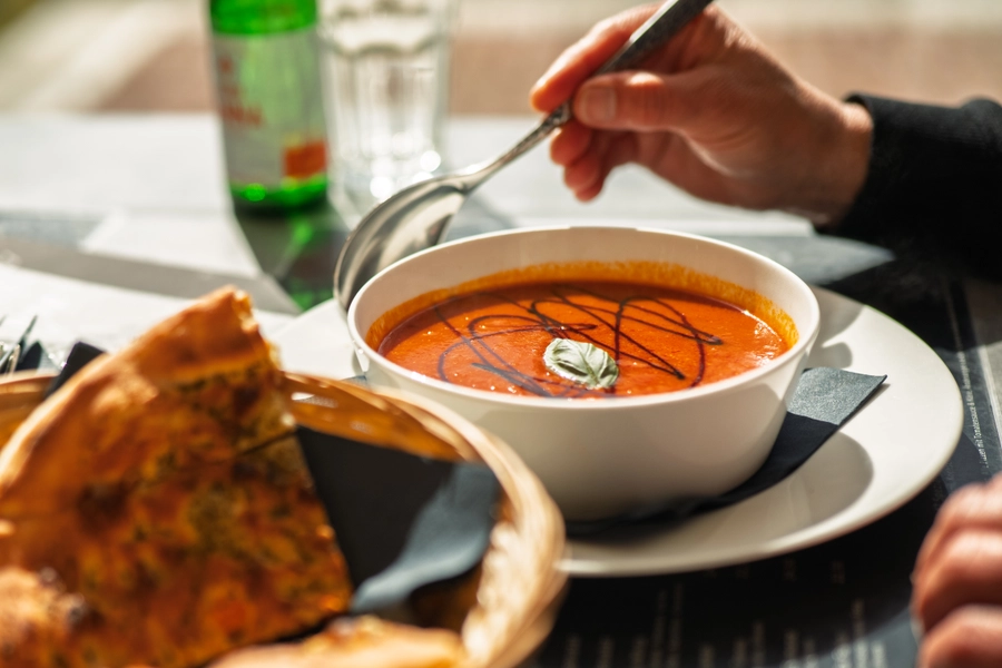 Zuppa di Pomodoro mit Basilikum und Ciabatta