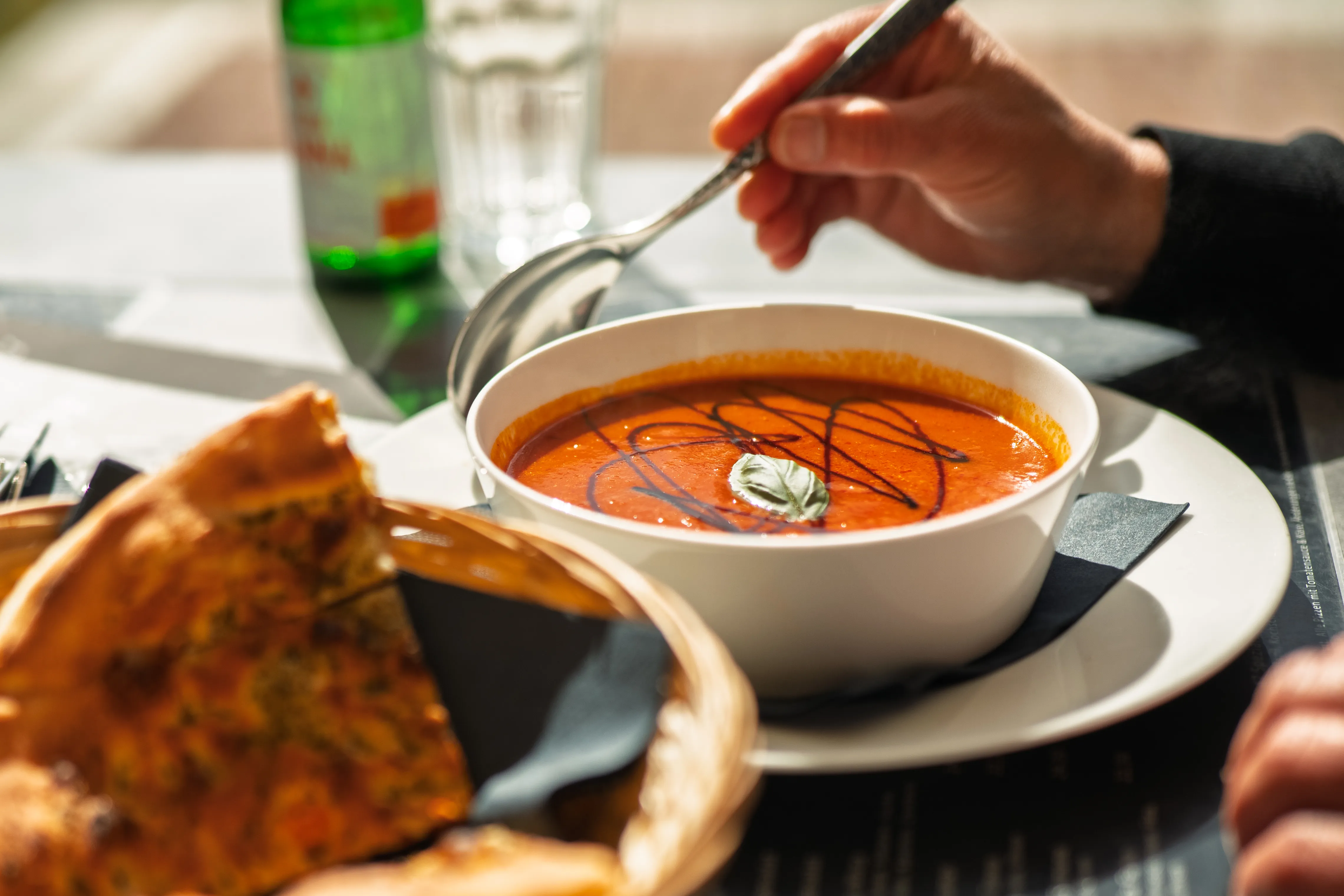 Zuppa di Pomodoro mit Basilikum und Ciabatta
