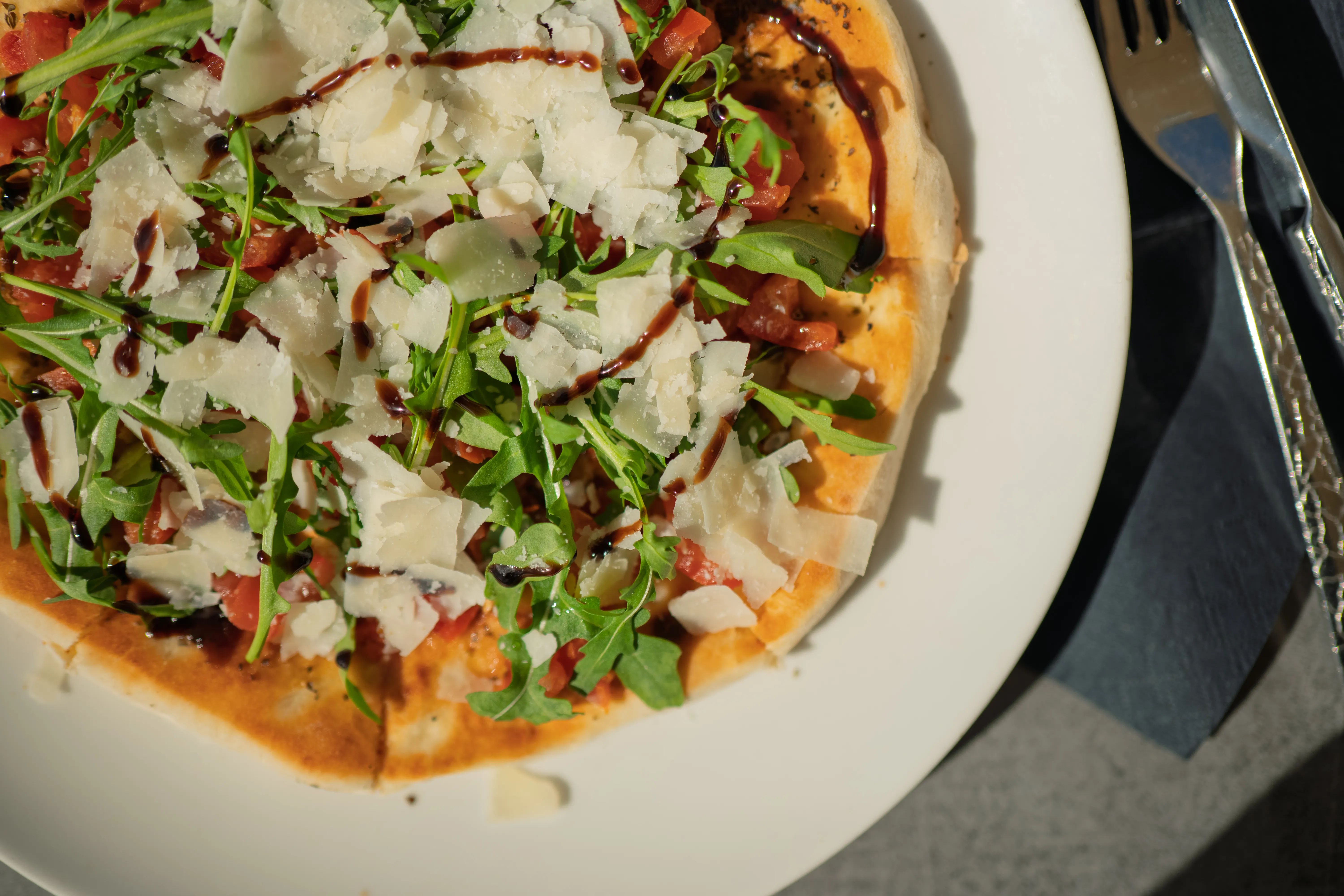 Pizza Bresaola mit Rucola, Parmigiano und Balsamico